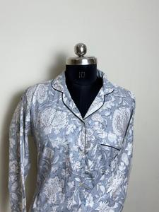 Camisa de algodón con estampado floral gris para mujer Camisa de manga larga con patrón botánico gris para mujer - Product Image 2
