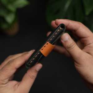 WF Leathercraft No. Cartera Delgada Unisex 101 Todo en Uno, Hecha a Mano, de Comercio Justo, Negra y Marrón, con Cuero de Vaca Curtido Vegetalmente - Product Image 3