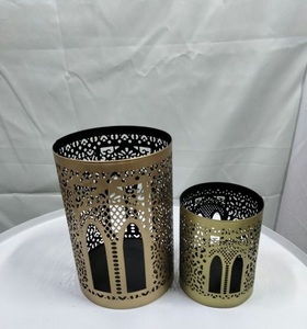 Ensemble élégant de 2 bougeoirs votifs en métal avec une finition noire et dorée idéale pour la décoration de la maison - Product Image 5