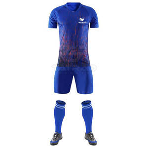 ชุดฟุตบอลผู้ชายสีสันตามสั่ง พร้อมชุดฝึกซ้อมทีม ผลิตจากโพลีเอสเตอร์ 100% น้ำหนักเบาและระบายอากาศได้ดี - Product Image 1