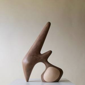 Escultura moderna de madera para decoración de escritorio de oficina que mejora la estética del espacio de trabajo con un toque de elegancia artesanal - Product Image 3