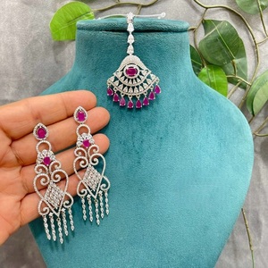 ต่างหูและติ๊กกะประดับเพชร CZ คุณภาพดีเยี่ยม ดีไซน์หรูหราทันสมัย สำหรับผู้หญิงและเด็กผู้หญิง เหมาะสำหรับงานแต่งงาน - Product Image 1