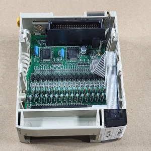 Módulo de salida analógica CQM1DA021 de 2 canales con 1 rango de salida de 5V 0-10V y 4 rangos de salida de 20mA - Product Image 1