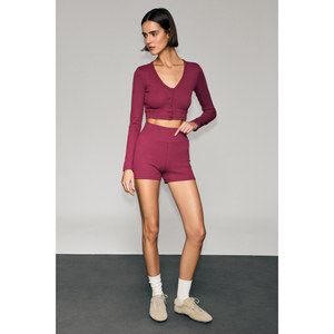 Urban Beat SABINA Blusa ajustada con detalle estampado y botones de tela suave y elástica para mujer - Product Image 1