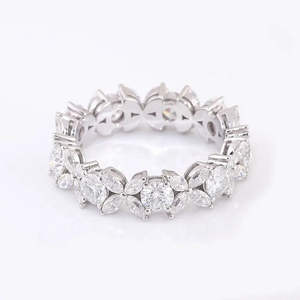 Bague d'éternité de luxe en or blanc 18 carats plaqué rhodium avec diamants taille brillant VVS pour femme, idéale pour fiançailles et mariage - Product Image 4