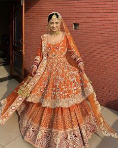 Nouvelle broderie éblouissante sur péplum de mariée avec robe LEHENGA ornée de perles de verre de cristal, pierre et travail DABKA @ 2022 - Product Image 1