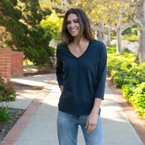 T-shirt pour femme en coton biologique de luxe 100% certifié GOTS, col en V, manches 3/4, bleu marine, pré-rétréci, respirant, classique - Product Image 3