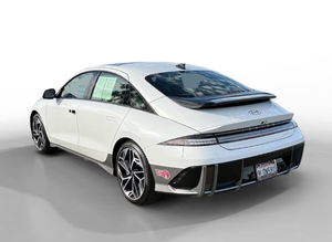 Berline électrique de taille moyenne 2024, édition premium longue autonomie, véhicule 4 portes - Product Image 3