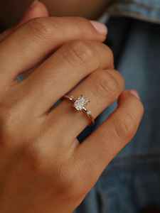 แหวนหมั้นเพชรเม็ด1.8กะรัตเพชรโมอิส1.8มม. สำหรับผู้หญิงได้รับการรับรองว่ามีน้ำแข็งบดละเอียดทันสมัย - Product Image 3