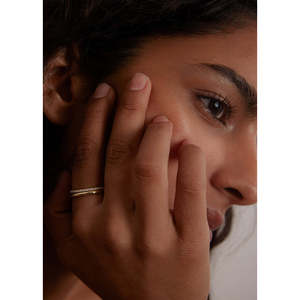 Bague Ellipse Pauline Dainty en Or Massif 14 carats Plaqué Rhodium avec Sertissage Invisible, Bijou Quotidien en Pierre Précieuse - Product Image 4