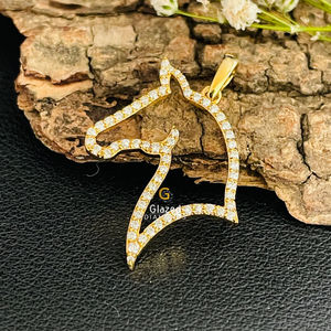 Pendentifs uniques en forme de cheval Hip Hop Moissanite pour unisexe en or jaune 10kt de style différent et diamants ronds taille brillant - Product Image 4