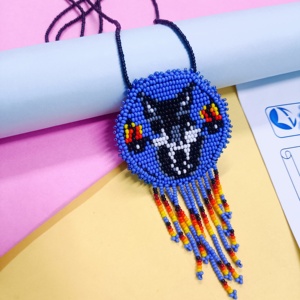 Collar de Medallón con Cuentas Hecho a Mano con Diseño Tribal de Lobo Colorido para Moda Boho, Ropa Étnica, Regalo para Amantes de las Artesanías, Pieza Única - Product Image 4