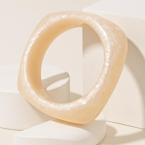 Bracelet jonc en résine multicolore tendance, avec breloques brillantes et circulaires, pour femme, idéal pour les fêtes et le style chrétien. - Product Image 3