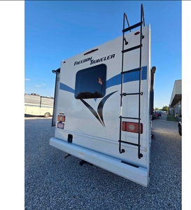Autocaravana Thormotor Coach Freedom Traveler A30 Clase A Blanca con Gráficos Azules para Campamento al Aire Libre - Product Image 2