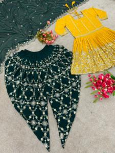 Présentation de la nouvelle collection de festivals avec robe et dupatta en faux georgette et broderie lourde, entièrement cousue - Product Image 3