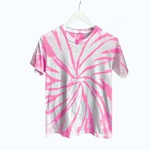 Camiseta Tie Dye Roja, Blanca y Azul Unisex, Hecha a Mano, Estilo Boho Hippie, Ropa de Festival, Top de Algodón Colorido para Verano, con Logo - Product Image 2