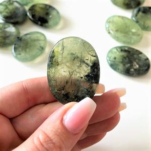 Precio al por mayor Prehnite Thumb Worry Stone Cristal tallado natural Worry Stone Ágata Potente piedra preciosa curativa Worry Stone - Product Image 4