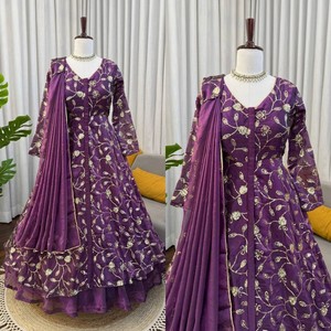 VASTRA COTTAGE - Top Lehenga de Seda Pesada con Bordado Fendy, con Dupatta, Trabajo de Hilo y Lentejuelas, Ropa Étnica de Diseñador para Mujer - Product Image 5