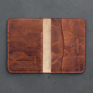 WF LEATHERCRAFT CO. No. Cartera de Pasaporte de Cuero 75 con Forro de Lona, Múltiples Ranuras para Tarjetas, 100% Cuero de Grano Completo con Tinte Vegetal - Product Image 1