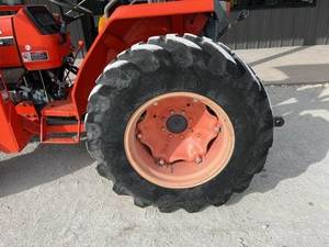 Tractor MX5000 2008: Potencia, Durabilidad y Versatilidad para Operaciones Agrícolas Un Tractor de Alto Rendimiento para Diversas Operaciones - Product Image 4