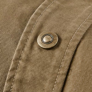 เสื้อแจ็คเก็ตผ้าแคนวาสคุณภาพสูงสำหรับผู้ชาย สีน้ำตาล ทรงเข้ารูป สไตล์สตรีทแวร์ สำหรับฤดูหนาว มีโลโก้ด้านหน้า ระบายอากาศได้ดี ผลิตจากโพลีเอสเตอร์/ไนลอน - Product Image 4