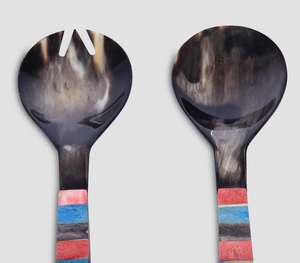 ชุดอุปกรณ์เสิร์ฟสลัดทำมือจากเขาและกระดูกธรรมชาติสุดหรู พร้อมด้ามจับลายทางสีแดง น้ำเงิน เทา ที่มีเอกลักษณ์เฉพาะตัว - Product Image 2