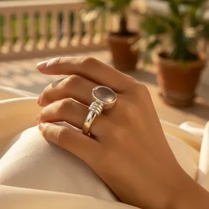 Anillo de Cuarzo Rosa de Moda Chapado en Oro Rosa y Rodio para Mujer - Incrustaciones de Piedras Preciosas Naturales con Baño de 18K - Product Image 1