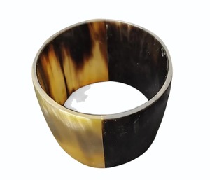 Bracelet large en corne naturelle fait à la main, écologique, élégant, bijoux de mode pour femmes pour mariage et fête au meilleur prix - Product Image 1