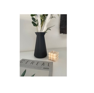 Jarrón de metal de estilo rústico con acabado de pátina vintage perfecto para la decoración de la sala de estar o la cocina de estilo rural - Product Image 1