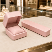 Fabricant de boîtes à bijoux en cuir PU rose blush personnalisées OEM, avec doublure en velours, pour bagues, colliers et bracelets.