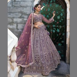 Diseñador Wine Color Net Lehenga con mano Zari Beads y Diamond Work Ropa de diseñador elegante para proveedor de bodas de la India - Product Image 3