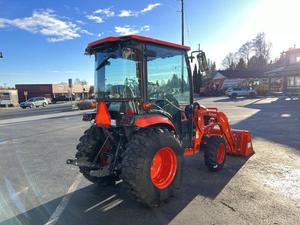 Tractor Agrícola LA324 de 25 HP 4WD con Ruedas Rojas y Cucharón Cargador Frontal, Transmisión por Engranajes - Product Image 2