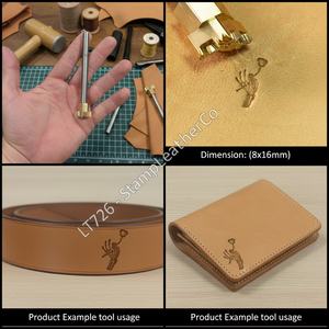 LT726 Sello de cuero Calavera Mano Sosteniendo Calavera Rosa 8x16mm (5/16 \ "X 5/8 \") Producto de artesanías de cuero - Product Image 1