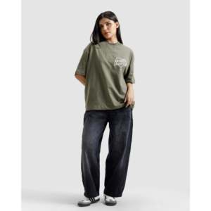T-shirt « Les cœurs n'ont pas de taise » en jersey 100 % coton, poids lourd 220 grammes, imprimé à l'écran avec étiquette personnalisée - Product Image 2