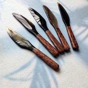 Herramienta personalizada para queso de cuerno de Búfalo con diseño único hecho a mano esparcidor de queso de cuerno de buey para MANGO de estilo de amor de Navidad - Product Image 2