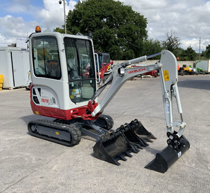 Mini-excavatrice sur chenilles Takeuchi TB216, cabine blanche et rouge, modèle diesel TB290 TB230 TB135 TB216 TB235RA, godet de 0,33 m³ - Product Image 1