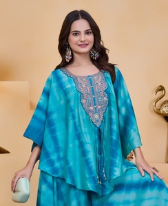 เสื้อท็อปทรงคัตท็อปพิมพ์ลายผีเสื้อของ ToSHIBORI พร้อมงานปักจารีหนาแน่นที่คอเสื้อ - Product Image 3