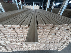 Moldura de Rodapié Moderna de MDF Enchapado en PVC con Imprimación Blanca, Ecológica, con Acabado de Madera Sólida de Pino y Roble, para Interiores de Villas y Hoteles - Product Image 3