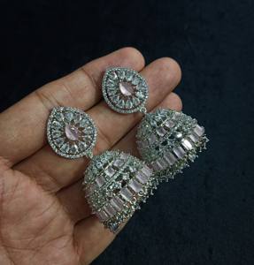 Boucles d'oreilles clous légères plaquées or style ethnique indien avec diamants américains pour femmes et jeunes filles - Bijoux de fête tendance - Product Image 1