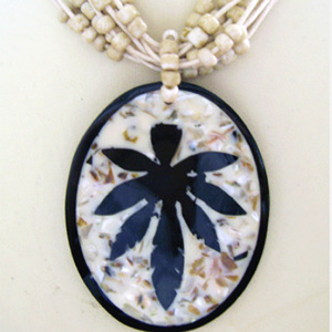 Collar de Conchas Marinas con Mosaico Geométrico y Motivos Religiosos para Regalo - Product Image 1