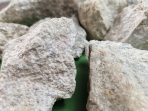 Le pyrophyllite, comme agent de remplissage, améliore la résistance aux chocs du plastique ABS, essentiel pour les composants de garniture extérieure automobile durables. - Product Image 2