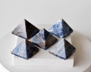 Vente en gros de pyramides miniatures en sodalite attrayantes pour la méditation et la décoration - Product Image 1