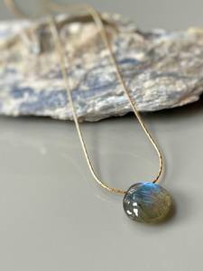 Collier classique minimaliste en argent sterling plaqué or avec pendentif en labradorite solitaire, perles et chaînes pour mariage de femmes - Product Image 3