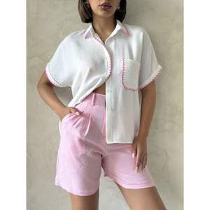 Blusa Elegante de Lino Rosa Crema con Diseño de Puntada de Pastor para Mujer - Product Image 2