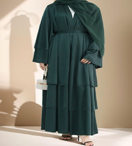 Abaya de lujo en verde esmeralda con volantes y cinturón a juego. Impresionante y disponible a precios de mayoreo. - Product Image 1