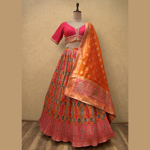 Lehenga en soie Banarasi des tons rose et orange les plus exigeants avec broderie Zari classique Parfait pour toutes les fonctions fournies par l'Inde - Product Image 1
