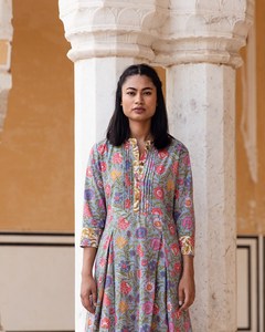 Robe de printemps à imprimé à la main, en pur coton, coupe trapèze, longueur mollet, style bohème, vacances, fabrication artisanale, mode éthique - Product Image 3