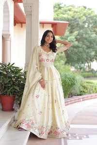 Ensemble Lehenga choli prêt-à-porter de haute qualité, brodé de paillettes de créateur - Product Image 3
