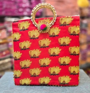 Sacs à main à bandoulière imprimés Patola brodés indiens assortis pour femmes cadeau de faveur de mariage parfait - Product Image 3