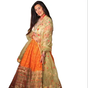 提花橙色lehenga，带有线刺绣作品和手工衬衫，带有漂亮的欧根纱dupatta